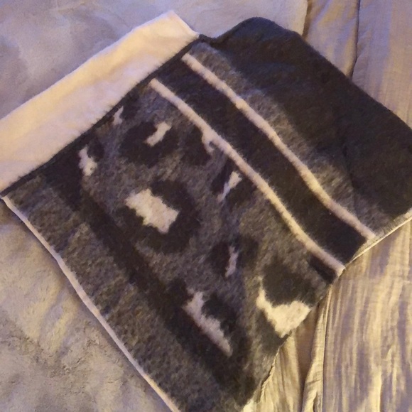 Poncho - Picture 2 of 2